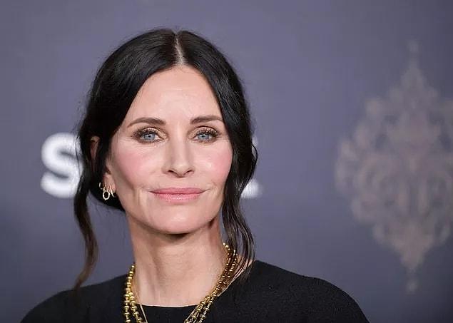 We can say that the biggest success of Courteney Cox, who recently received the Hollywood Falk Of Fame star, after the Friends series, is the Scream series.