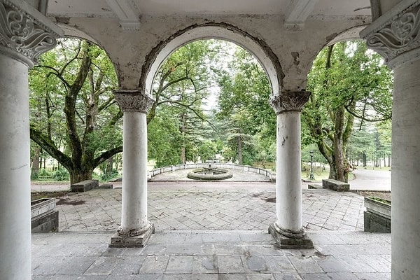 7. У людей не было финансовой возможности посещать здравницы, поэтому постепенно санатории начали оставлять как отдыхающие, так и работники.