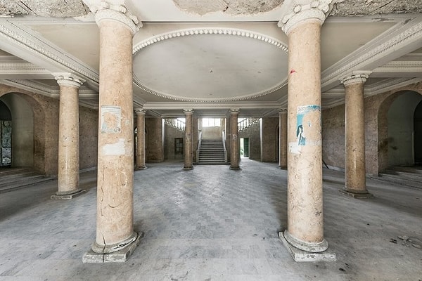 12. Железнодорожные станции постепенно ремонтируются.