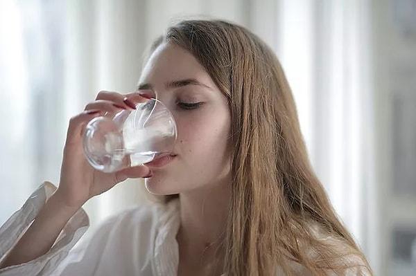 6. Yemek yedikten hemen sonra çok fazla su içmek sağlığınıza zararlı olabilir.
