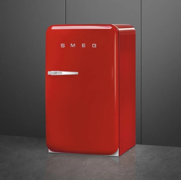 Retro tarzın başını çeken Smeg marka buzdolabı.