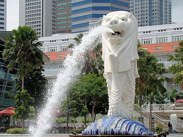 10. Merlion Park Çeşmesi (Singapur)