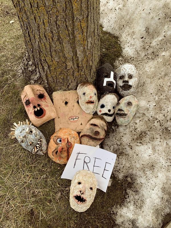 11. Ağaç dibine bırakılan bu ücretsiz maskeler biraz fazla ürkütücü değil mi?