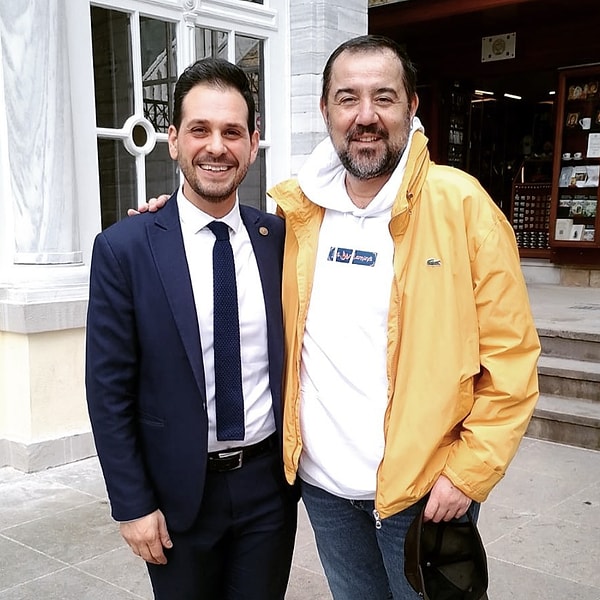 Bozcaada'da yaşayan Ata Demirer, geçtiğimiz günlerde İstanbul'daki Fener Rum Patrikhanesi'ni ziyaret etmiş ve arkadaşı Andreas Sarantidis'de Demirer'le çekildiği bir fotoğrafı paylaşmıştı.