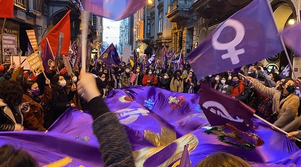 Dünya Kadınlar günü dolayısıyla her yıl olduğu gibi bu yıl da Feminist Gece Yürüyüşü için çağrı yapıldı.