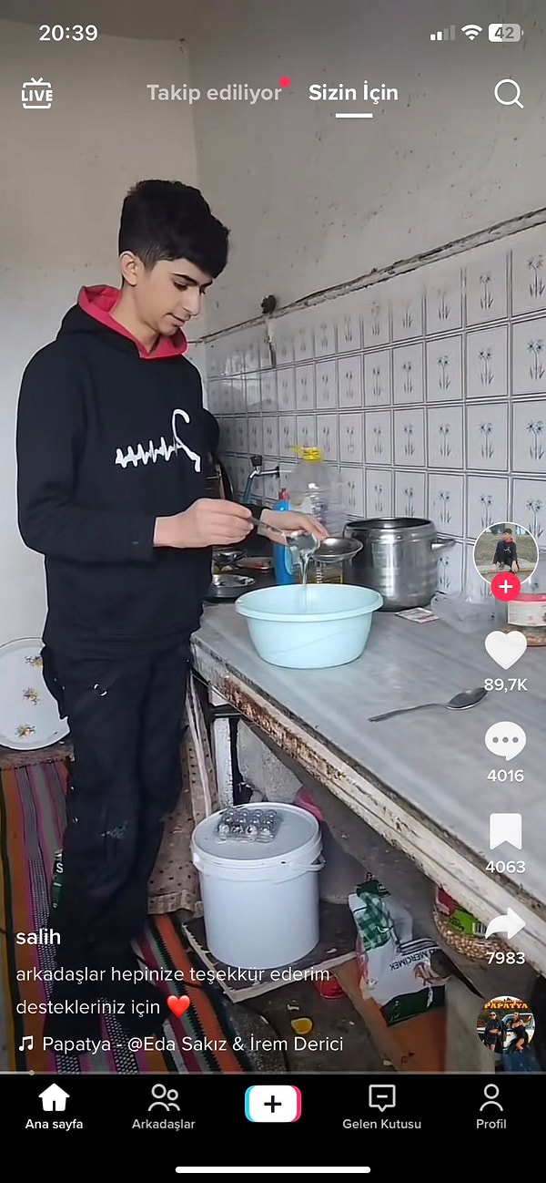 Fark edilen şey ise TikTok'ta yemek yapma videoları paylaşan Salih isimli gencin, Taha Duymaz'a olan benzerliğiydi.