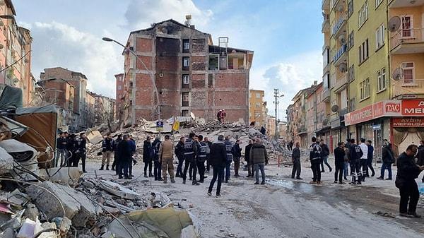 5 katlı binanın yıkılmasını vatandaşlar 112 ekiplerine bildirdi.