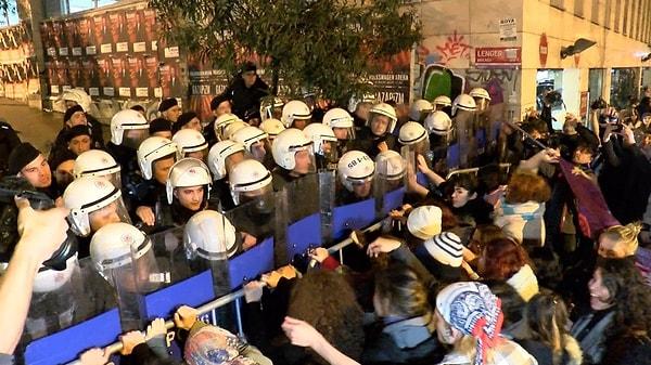 İstanbul'da ise kadınların Taksim Meydanı'na çıkması engellendi. Burada da birçok kadın gözaltına alındı.