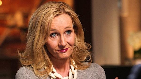 Hatırlarsanız Rowling daha öncesinde biyolojik cinsiyeti bir kenara bırakma durumunun kadın haklarına zarar vereceğini düşündüğünü söylemişti. Bu olayın ardından eleştirilerin hedefi olmuş hatta ölüm tehditleri almıştı.