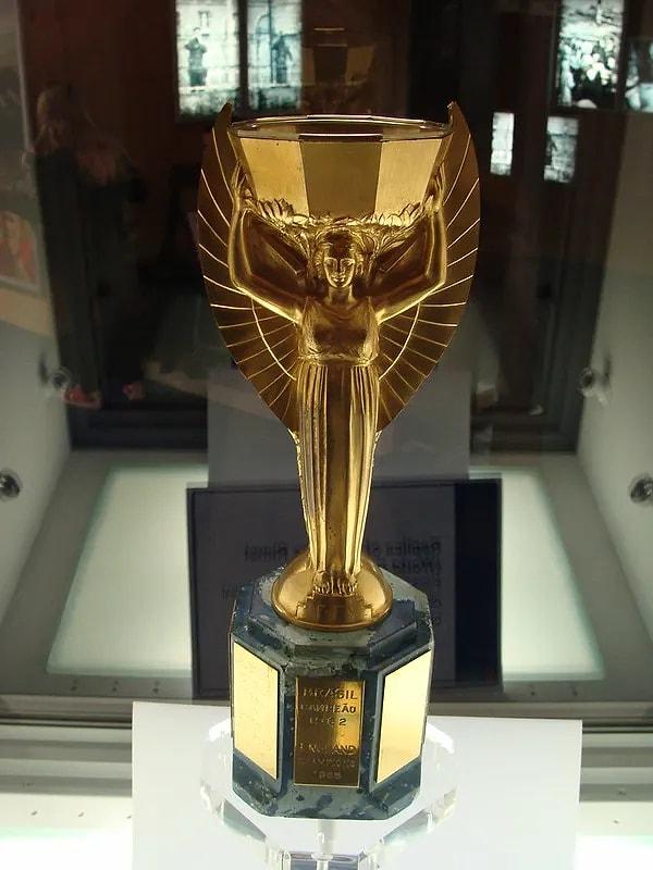 2. Jules Rimet Kupası, dört yılda bir düzenlenen Futbol Dünya Kupası'nın kazananlarına verildi. Kupa ilk kez 1966'da İngiltere'de çalındı, ancak kısa süre sonra bir köpeğin yardımıyla bulundu ve hızla yetkililere iade edildi.
