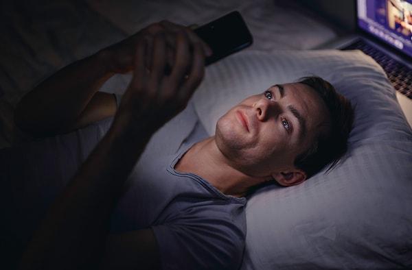 2. Bilgisayar ve telefon ışığı uykuya dalmayı zorlaştırıyor.
