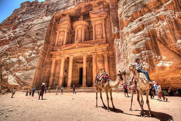 Petra'ya ulaşmak için geçilen bu geçidin iki yanında da su çekmek için kullanılan kanallar ve Nebatiler adına dikilen bazı heykeller yer alıyor.
