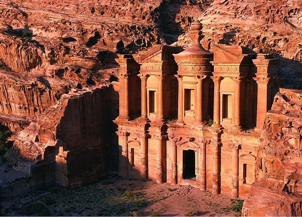 Ürdün'ün turizm merkezi olarak öne çıkan Petra birçok filme de ev sahipliği yapıyor. İşte Petra'da çekilen filmlerden bazıları;
