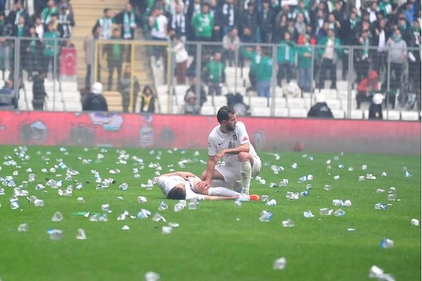 Profesyonel Futbol Disiplin Kurulu (PFDK), olayların ardından Bursaspor'a verilen cezayı açıkladı.