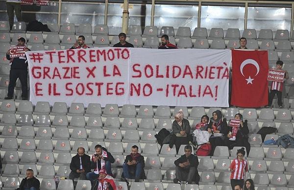 Sivasspor taraftarları da Türkiye'deki deprem felaketi sonrası gösterilen dayanışma sebebiyle İtalyanca "İtalya'ya desteği ve dayanışması için teşekkür ederiz" yazılı pankart açtı.
