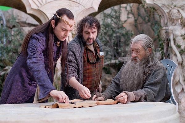 16. Warner Bros, Lord of the Rings evreninde geçecek yeni filmleri yönetmesi için Peter Jackson'ın geri dönmesini istiyor.