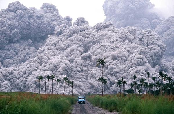 15. Filipinler'de 1991'de patlayan Pinatubo yanardağından çıkan dumandan ve volkanik külden kaçmakta olan bir kamyonet👇