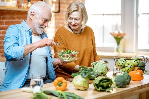 Araştırmacılar ölen yaşlı insanların beynini otopside inceledi ve bunları gıda anketleriyle karşılaştırdıklarında sebze ağırlıklı beslenen yaşlıların beyinlerinin 4.25 yaş oranında yaşıtlarına göre daha genç olduğu sonucunu keşfetti.