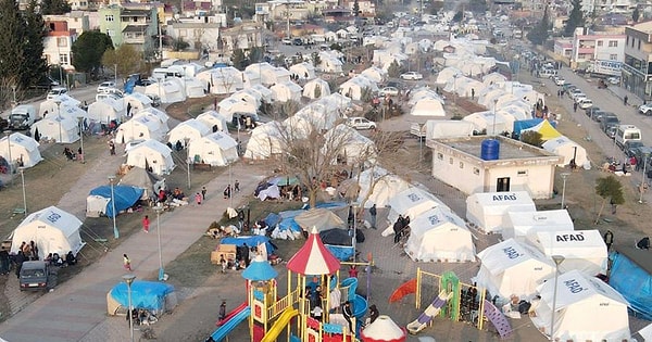 Her zaman doğal afet ve savaş dönemlerinde en çok zarar gören kişilerin kadınlar ve çocuklar olduğu her zaman söylenir. Bu, bin yıl önce de şimdi de maalesef ki böyle.