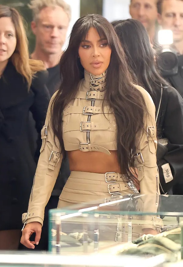 Однако фанаты весьма удивились, когда заметили, как по-другому выглядит 42-летняя Ким на фотографиях, сделанных в ту же ночь другими людьми