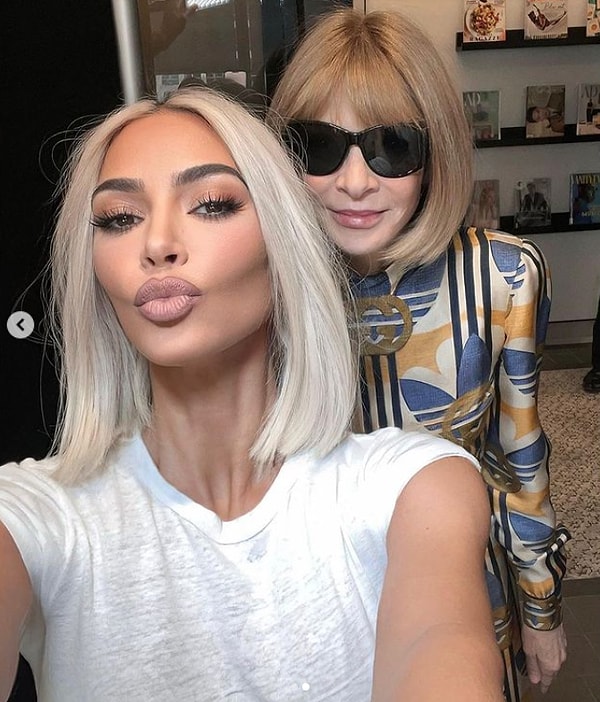 «Она по-прежнему выглядит ФЕНОМЕНАЛЬНО, хоть и отличается от того, что мы привыкли видеть!» — вторил кто-то другой