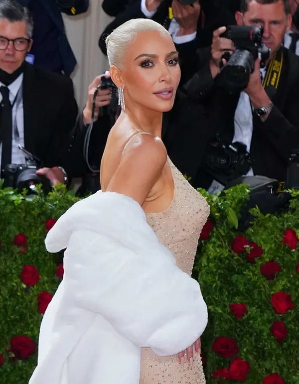 Продолжая обсуждать привычку Кардашьян-Дженнер редактировать свои фотографии в Instagram*, люди предположили, что они потратили годы, «ориентируясь на одну и ту же демографическую группу», вместо того, чтобы «стареть вместе со своими поклонниками»