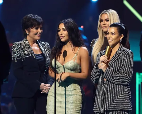 Когда фанаты продолжили обсуждение этой темы на Reddit, один пользователь предположил, что именно эта недостоверность привела к недавнему снижению популярности Кардашьян-Дженнер — наряду со спорами вокруг их сериала Hulu, который также считается недостоверным