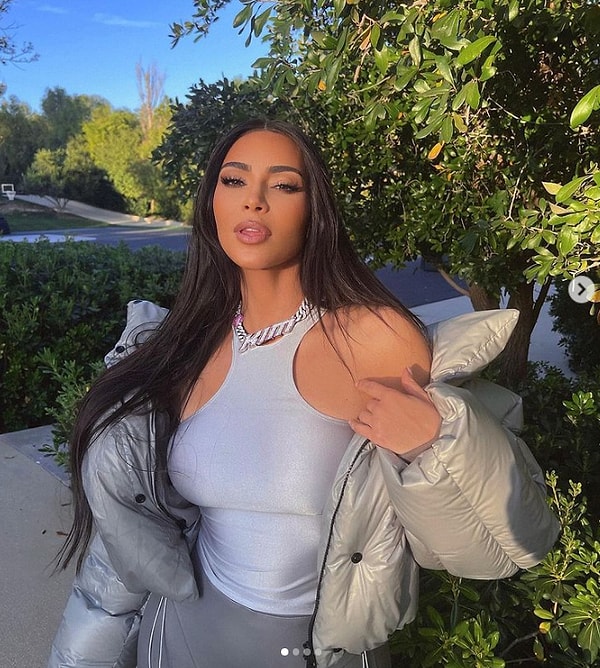 «Если бы Ким показала хоть малейшую долю настоящей себя, я уверена, что люди аплодировали бы ей за это, — добавила она. — Но вместо этого фанаты заглядывают за занавес и понимают, что это все фасад. И что она даже больше так не выглядит»