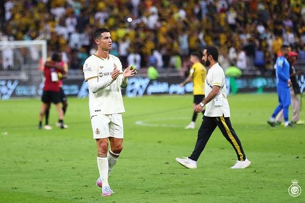 Maçta 90 dakika sahada kalan Cristiano Ronaldo'nun performansı, tribünde yer alan taraftarların alay konusu oldu.