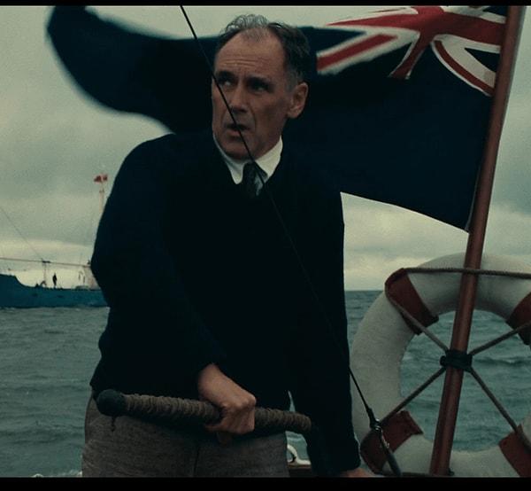 13. Dunkirk filminde Dawson, mavi arka plana sahip bir bayrak kullanırken,