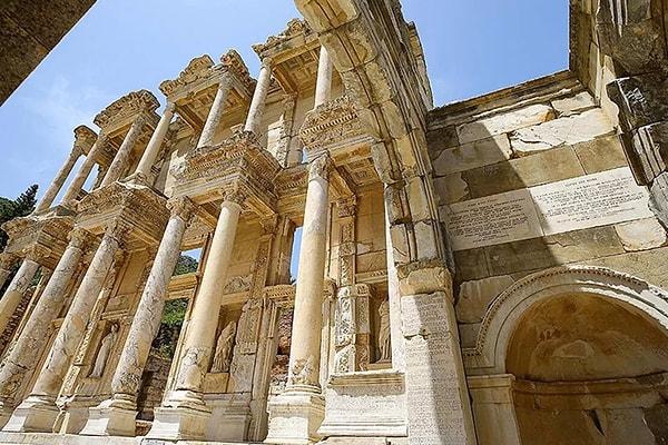 Efes , Anadolu'nun batı kıyısında, bugünkü İzmir'in Selçuk ilçesinin üç kilometre güneybatısında yer alan antik bir Luvi şehriydi.