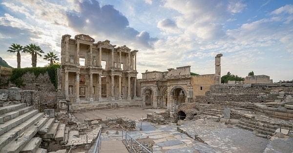 Efes, Anadolu'nun tanrıça geleneğine bağlı Artemis kültürünün tapınağına da ev sahipliği yapar. Artemis Tapınağı dünyanın yedi harikasından bir tanesi olması nedeni ile büyük bir öneme sahiptir.