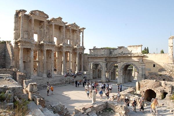 Efes Antik Kenti, Roma İmparatorluğu'nun ilk imparatoru olarak bilinen Augustus döneminde çok önemli bir ticaret merkezine dönüştü.