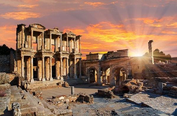 Yaklaşık olarak 1600 hektarlık bir alana sahip olan Efes Antik Kenti; Helenistik, Roma, Bizans, Selçuk, Osmanlı, Arkaik ve çağdaş dönemlere ait olan önemli verileri sergiler.