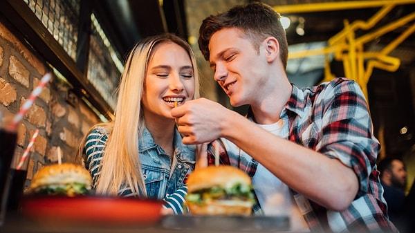 1. Her on kişiden biri, ilk buluşmada yemeğini paylaşmak isteyen partneriyle ilişkisini kesiyor.