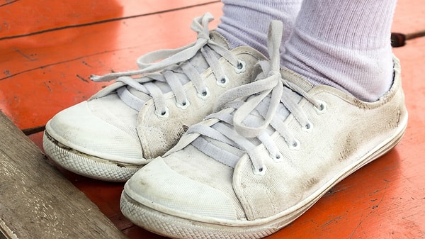 Beyaz ayakkabıları temizlemek için en çok önerilen yöntemlerden biri karbonat ve oksijenli su karışımı.