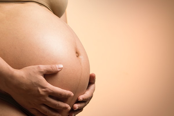 Hamilelik döneminde yaşanan mide yanmasının birkaç nedeni olabilir.