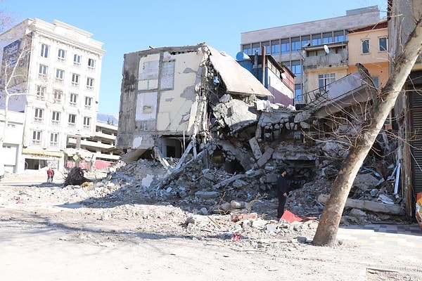 Kahramanmaraş merkezli yaşanan 7,7 ve 7,6 büyüklüğündeki iki depremin ardından binlerce bina enkaz haline dönüştü.