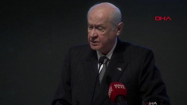 Anayasa Mahkemesi’nin kararını ‘gafillik’ olarak yorumlayan Bahçeli; “AYM'nin kuruluş ve yargılama esasları kökten değiştirilmeli, hainlere zeytin dalı uzatan kahredici mevcut yapısı bütünüyle tasfiye edilmelidir. AYM, Türk milletinin mahkemesi değildir. Teröristlere hazine yardımını açan melanet olarak algılıyoruz.” ifadelerini kullandı.