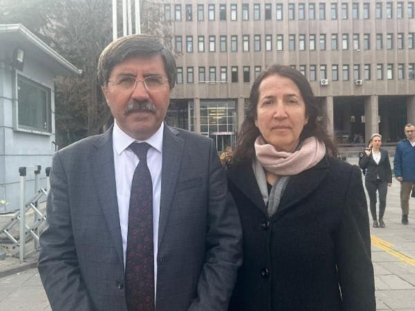 Ankara 35. Ağır Ceza Mahkemesi'ndeki duruşmaya, sanık ve avukatlarının yanı sıra Şenel'in babası Mustafa ve annesi Feyzan Damar, çok sayıda avukat ile sivil toplum kuruluşu temsilcileri katıldı.