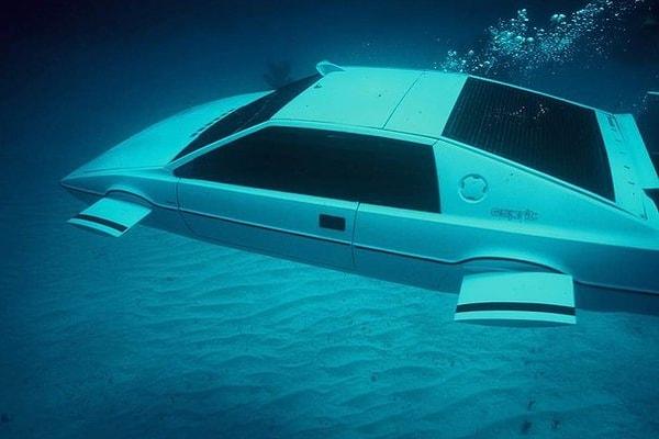 4. 1977 yapımı James Bond filmi The Spy Who Loved Me’de görülen Lotus Esprit’i Elon Musk, 900 bin dolara satın aldı.