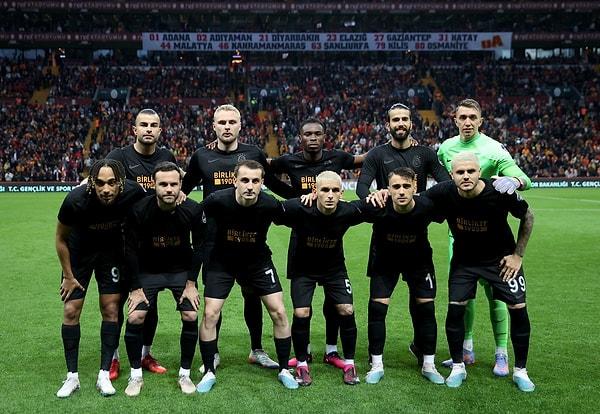 Galatasaray maça, gelirleri depremzede vatandaşlarımızın ihtiyaçları için kullanılacak olan 'Birlikte 1905' formasıyla çıktı.