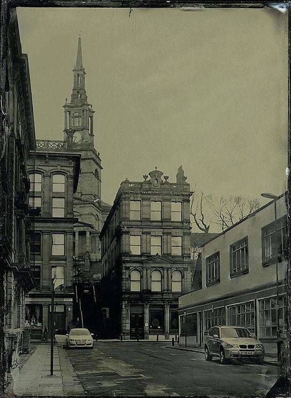 4. 130 yıllık kamera ile İngiltere'de çekilmiş modern bir sokağın fotoğrafı.