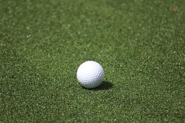 12. Golf topları eskiden pürüzsüz yüzeye sahiplerdi. Ancak golfçüler bir süre sonra eskimiş ve içe göçmüş topların daha uzağa uçtuğunu fark ettiler.