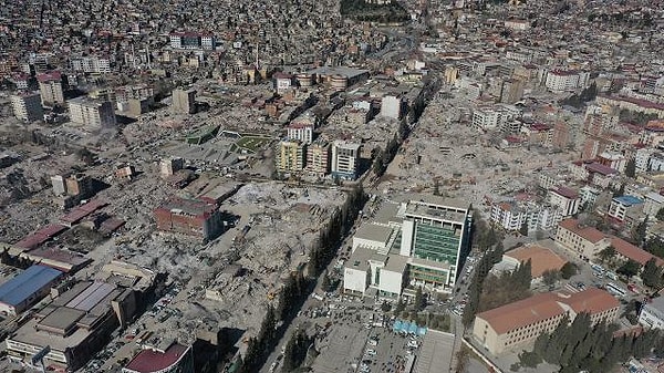 Merkez üssü Kahramanmaraş'ın Pazarcık ilçesinde meydana gelen 7.7 büyüklüğündeki deprem, beraberinde meydana gelen diğer büyük depremlerle ülkeyi koca bir enkaza dönüştürdü...