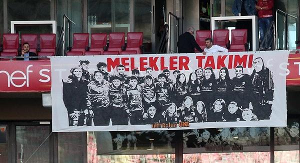 Depremde hayatlarını kaybeden Gazimağusa Türk Maarif Koleji'nin kız ve erkek voleybol takımı oyuncuları için de pankart hazırlandı.