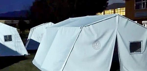 Toy, Bursa’da okullarda üretildiği söylenen çadırların aslında sırf üzerine Milli Eğitim Bakanlığı (MEB) logosu yapıştırılması için Gaziantep’ten Bursa’ya götürüldüğünü, daha sonra yeniden paketlenip deprem bölgesine gönderildiği söylemişti.