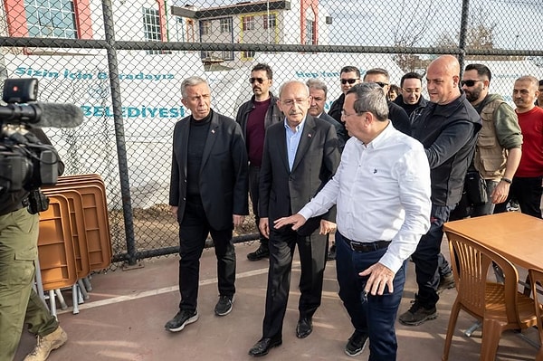 Kılıçdaroğlu, Konak Belediyesi'nin Dulkadiroğlu ilçesinde kurduğu çadırkentte depremzede çocuklara hediyeler dağıtırken, gülümseten bir istekle karşılaştı.