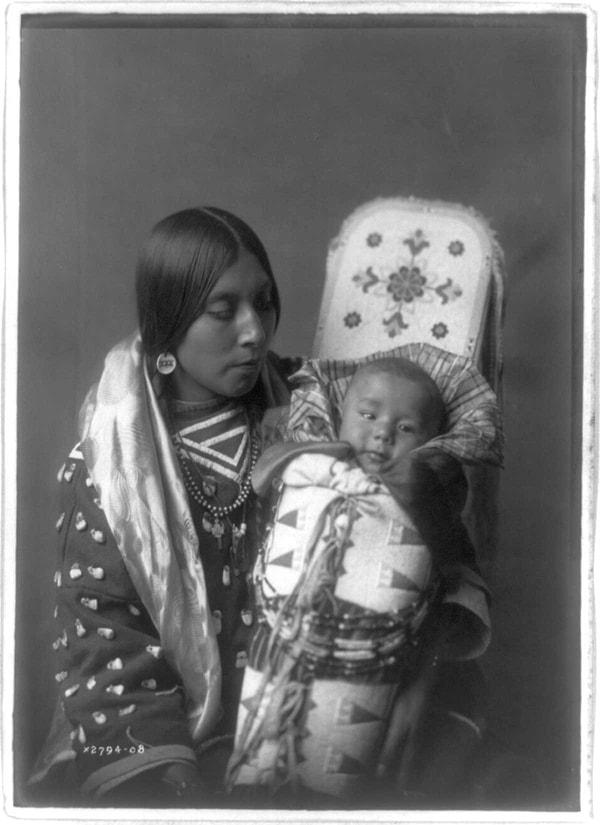 Kızılderili bebek taşıyıcı tahtalar uzun zamandır sembolik ve pragmatik amaçlara hizmet etmiştir.