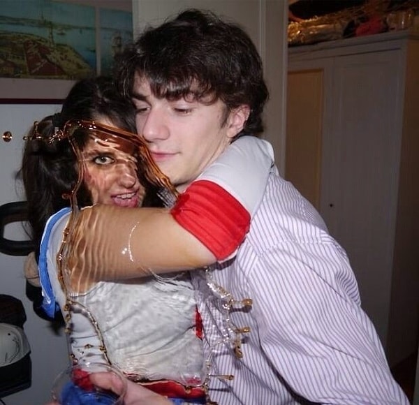 9. Интересно, этот парень еще когда-то повеселится с девушкой на фото?